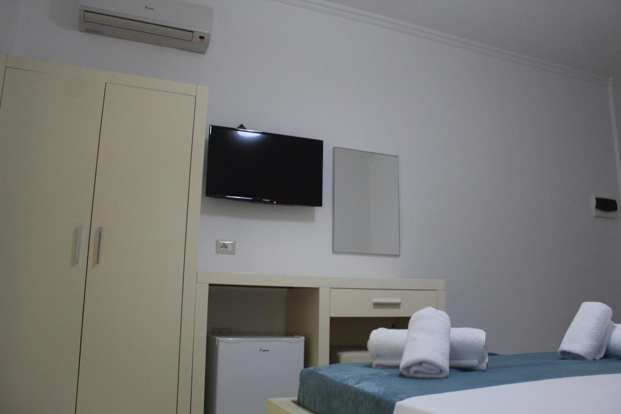 Hotel Agel Sarandë Esterno foto