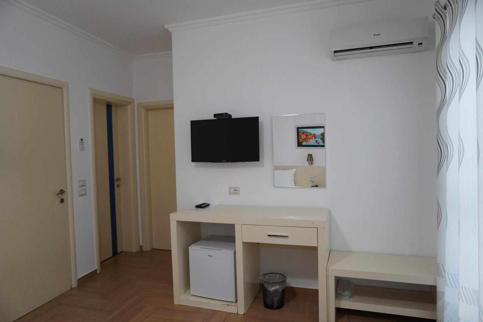 Hotel Agel Sarandë Esterno foto